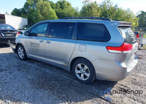 2014 Toyota Sienna Le V6 8 Passenger z USA, uszkodzony, nr VIN 5TDKK3DC4ES465622